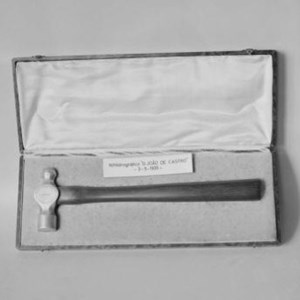 Martelo da coleção do Museu de Marinha usado, muito provavelmente, pelo Presidente da República Óscar Carmona, para o lançamento à água do navio hidrográfico «D. João de Castro».  Apresenta a inscrição: «D. João de Castro», ao centro; «Arsenal do Alfeite», na orla. A partir deste, com 31 cm, foram feitos os martelos miniatura.