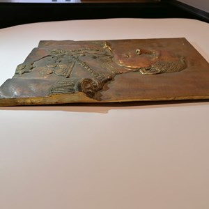 Baixo-relevo em bronze do Presidente Craveiro Lopes, visto de perfil.