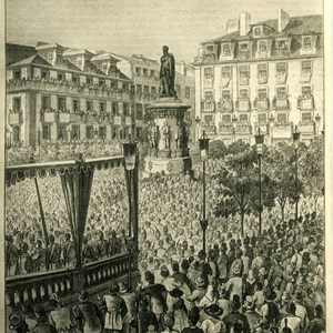 Inauguração do monumento a Luís de Camões, no Chiado (Lisboa), um primeiro momento de homenagem nacional ao poeta. Imagem disponível em https://arquivomunicipal3.cm-lisboa.pt/x-arqweb/Result.aspx?id=217387&type=PCD