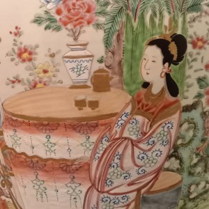 Pormenor da cerimónia do chá: na mesa, um bule e duas taças.