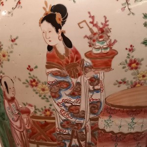 Pormenor da cerimónia do chá: a figura feminina transporta um tabuleiro com um bule e duas taças.