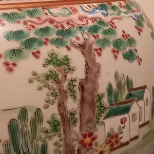 Pormenor da decoração: uma ameixeira.