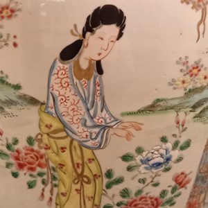 Pormenor da decoração: o espanto da figura feminina, no olhar e no gesto de mãos, diante da beleza das peónias.