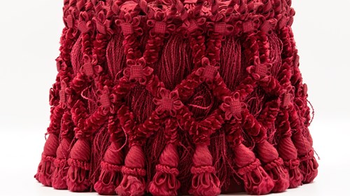 Borla do traje doutoral de Teófilo Braga. A borla simboliza a sabedoria. A cor carmesim corresponde ao Curso de Direito. Na parte superior estão gravadas, a toda a volta, as iniciais D.J.T.F.B. (Dr. Joaquim Teófilo Fernandes Braga). 1868.