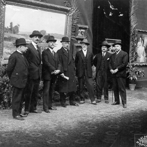 O Grupo «Silva Porto», 1927: Falcão Trigoso é o terceiro a partir da esquerda, tendo ao seu lado direito o Presidente da República Óscar Carmona.