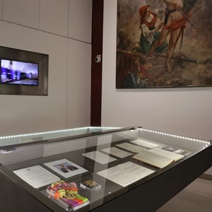 Vitrina com documentação relativa aos poderes do Presidente da República, em primeiro plano; à esquerda, um vídeo sintetiza os poderes e funções do Presidente; ao fundo, a pintura «Alegoria ao 5 de Outubro».