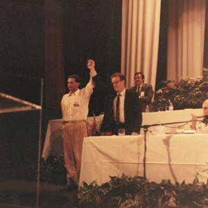 Eleição de António José Seguro para a presidência da Juventude Socialista. Ao seu lado, o futuro Presidente da República, Jorge Sampaio.