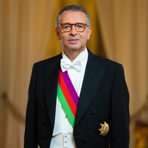 Foto oficial do Presidente da República, António José Seguro, ostentando a Banda das Três Ordens.